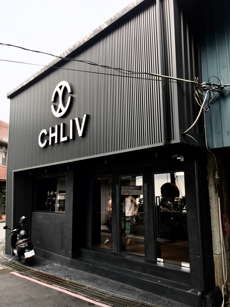 CHLIV店外觀以黑色系打造